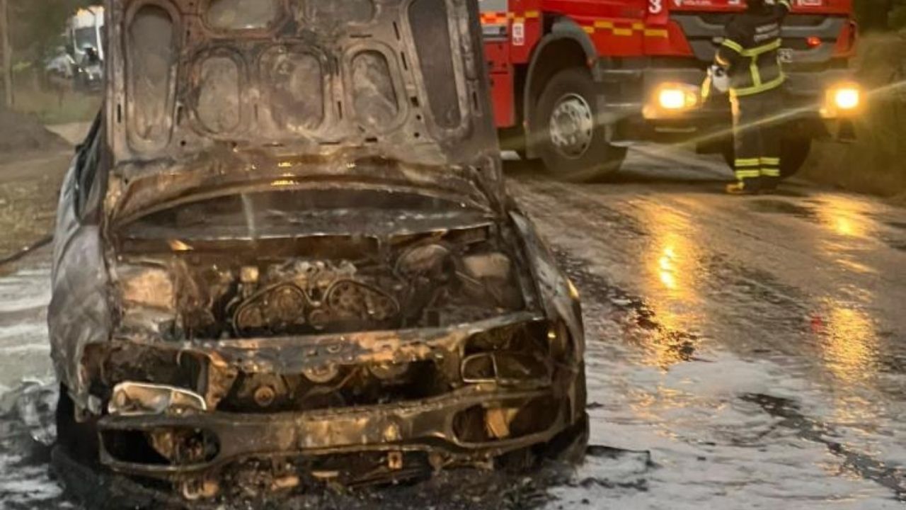 Yanan Otomobilde Korkutan Patlama Araç Küle Döndü (3)