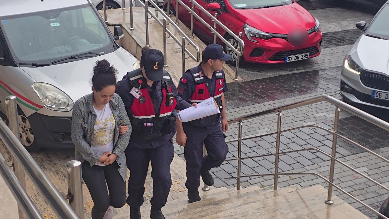 17 Yaşındaki Kızlarını Zincire Vurdular! Anne Ve Baba Tutuklandı 1