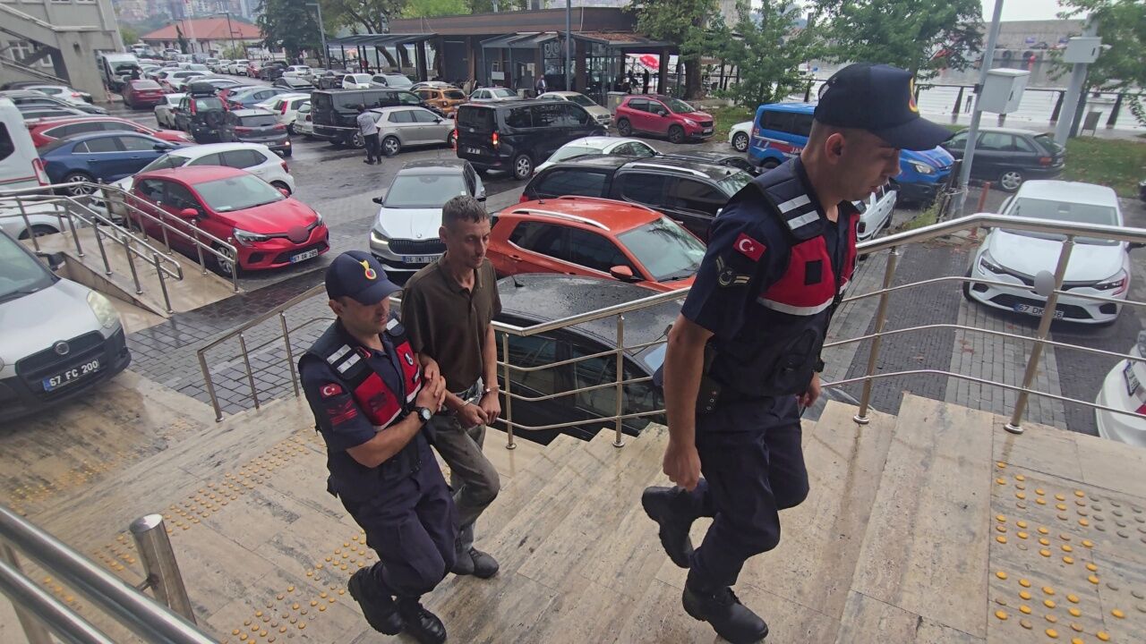 17 Yaşındaki Kızlarını Zincire Vurdular! Anne Ve Baba Tutuklandı