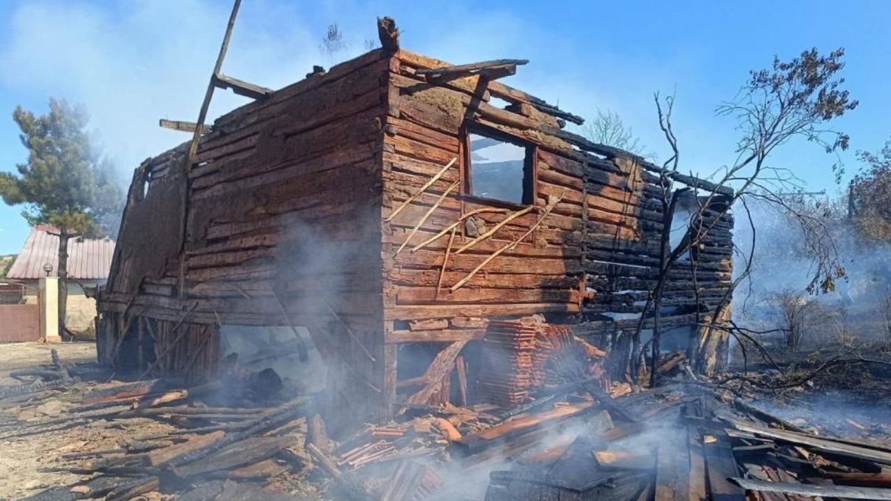 Ahşap köy evi alevlere teslim oldu