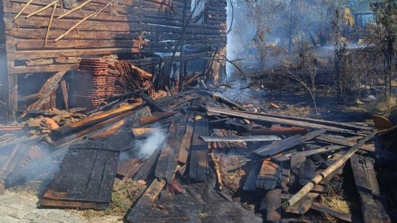 Ahşap Köy Evi Alevlere Teslim Oldu (2)