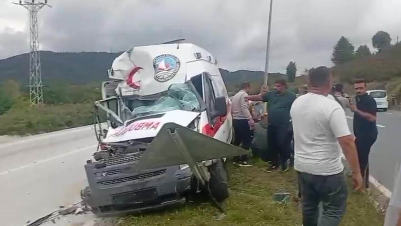 Ambulans Tıra Arkadan Çarptı! 1 Kişi Yaralandı 1