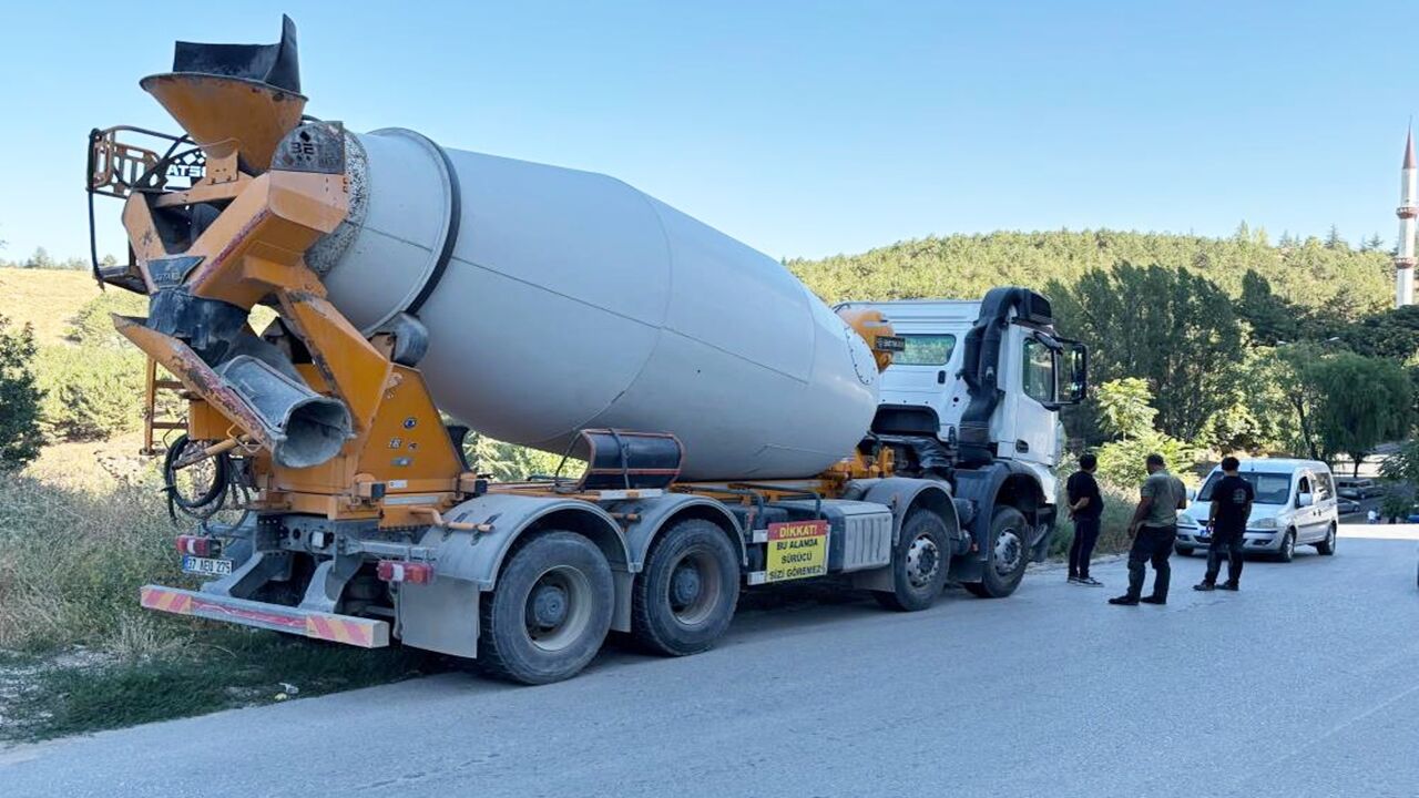 Ankara Kastamonu Plakalı Mikser Feci Kaza (1)