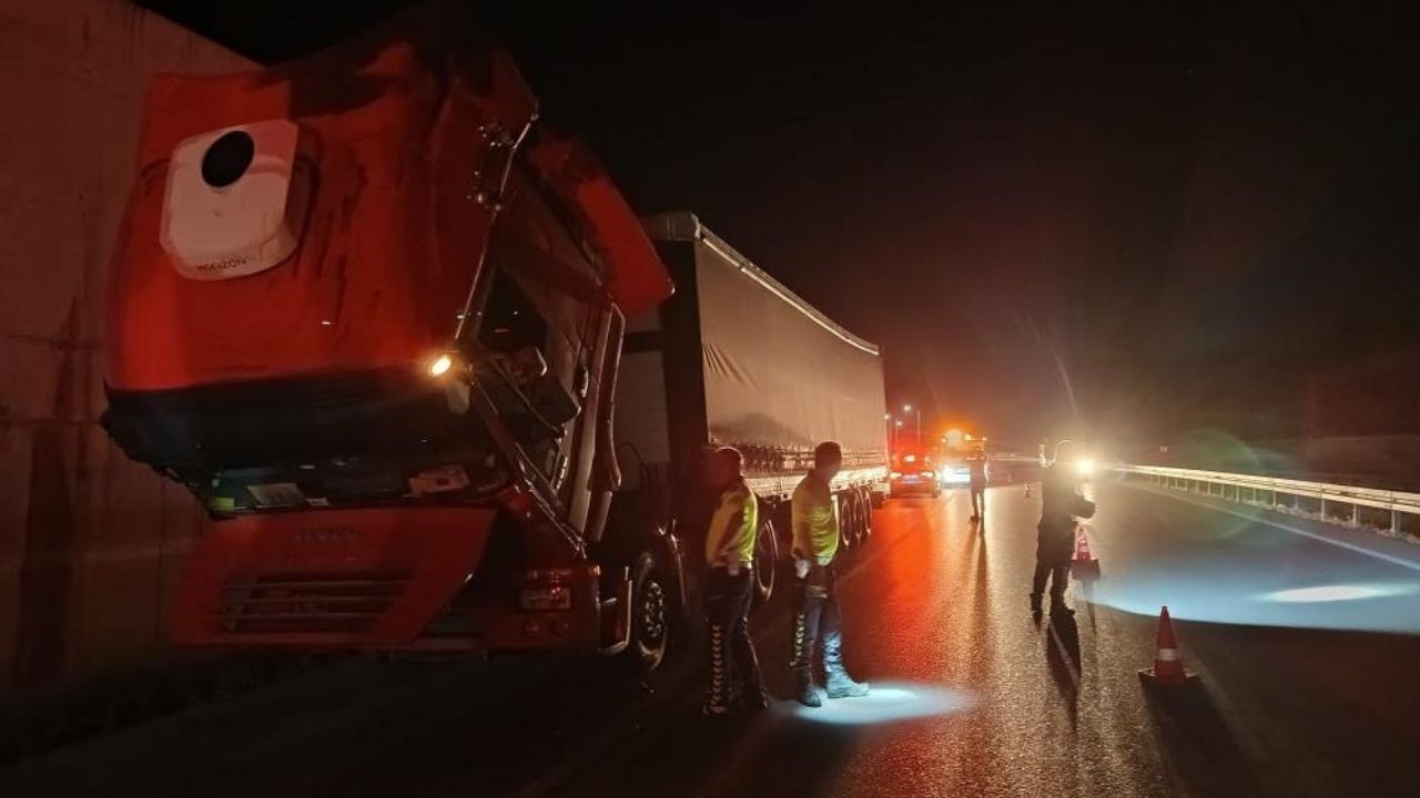 Arızalanan Tıra Yardım Etmek Isterken Otomobilin Altında Kaldı (2)