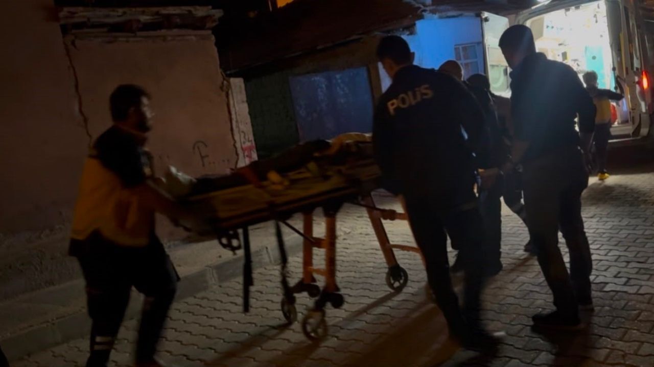 Arkadaşların Tartışması Bıçaklı Kavgaya Dönüştü 1 Yaralı (2)