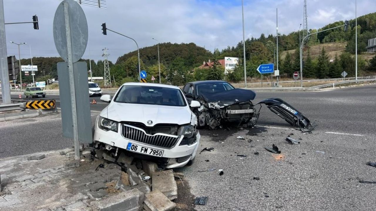 D-100’de feci kaza: Araçlar hurdaya döndü