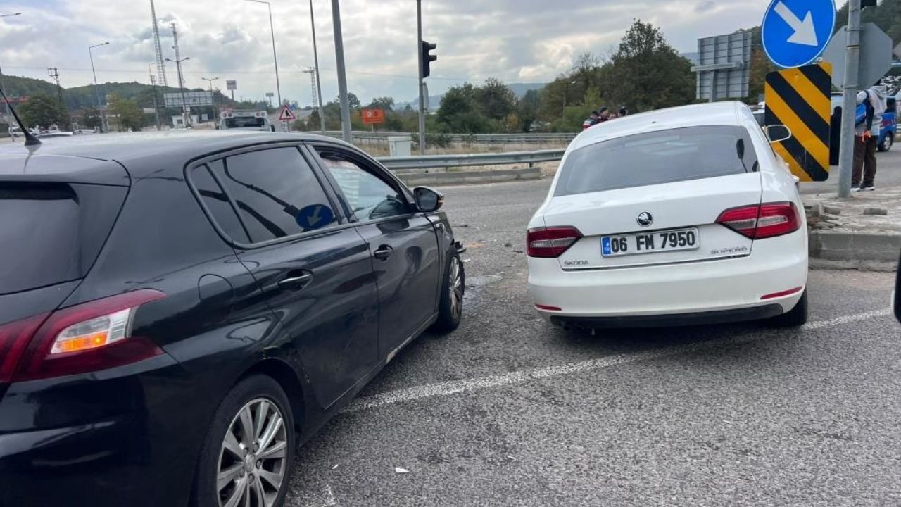 D 100’De Feci Kaza Araçlar Hurdaya Döndü (3)