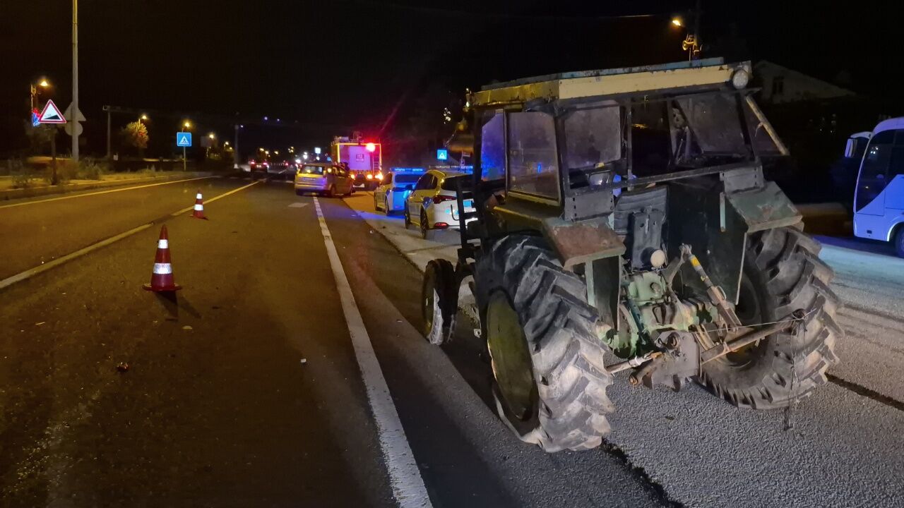 D 100’De Ortalık Karıştı! Otomobil Traktöre Çarptı