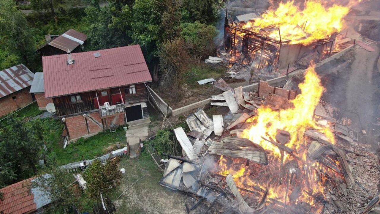 Deresökü Köyünde Yangın Felaket (1)