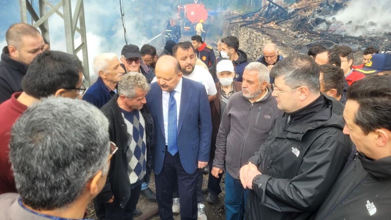 Deresökü Köyünde Yangın Felaket 11 Ev Son Görüntü Vali Röpor (4)