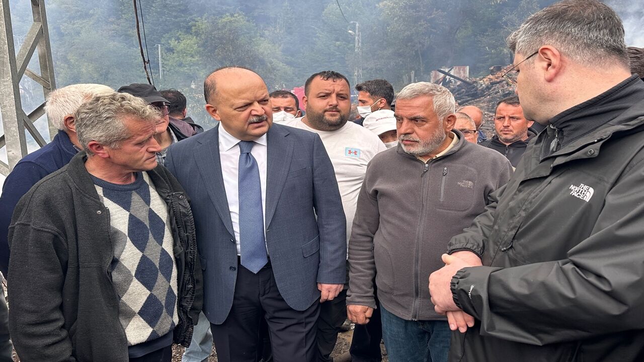 Deresökü Köyünde Yangın Felaket 11 Ev Son Görüntü Vali Röpor (5)