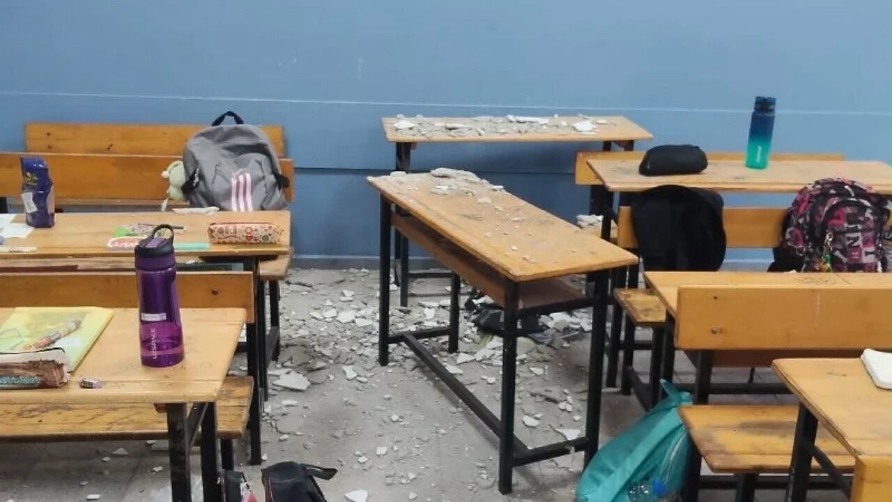 Dersin Ortasında Korku! Tavandan Sıvalar Öğrencilerin Üzerine Düştü