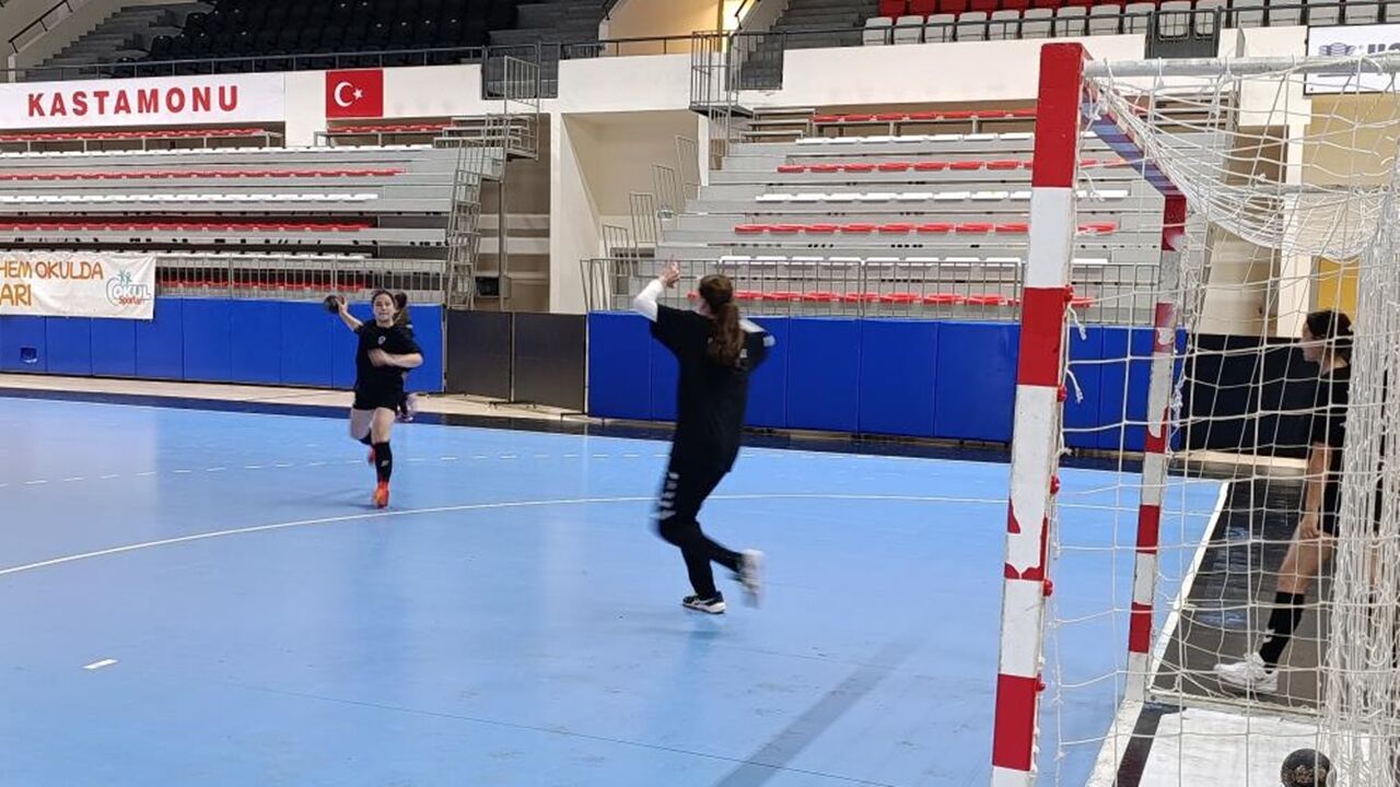 Dinamik Spor Kulübü Kadın Hentbol Takımı (1)
