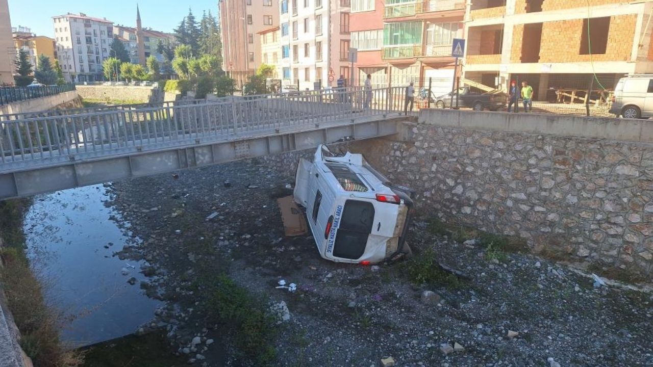 Diyaliz Hastalarının Bulunduğu Minibüs Çaya Uçtu Yaralılar Var (1)