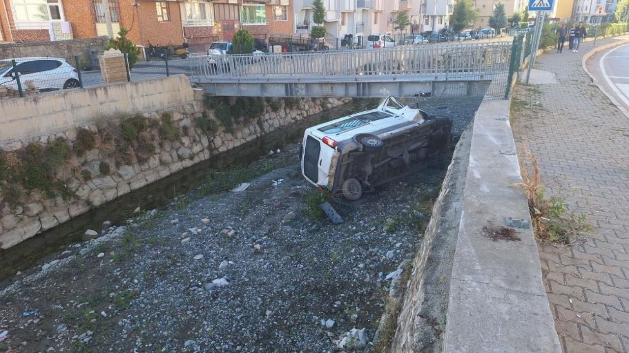 Diyaliz Hastalarının Bulunduğu Minibüs Çaya Uçtu Yaralılar Var (2)