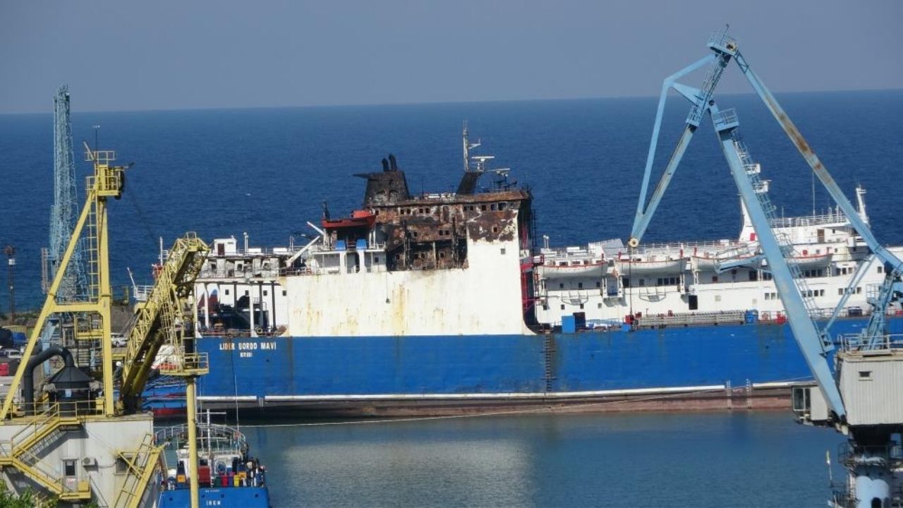 Dron Saldırısında Hasar Gören Gemi Trabzon’a Geldi (3)
