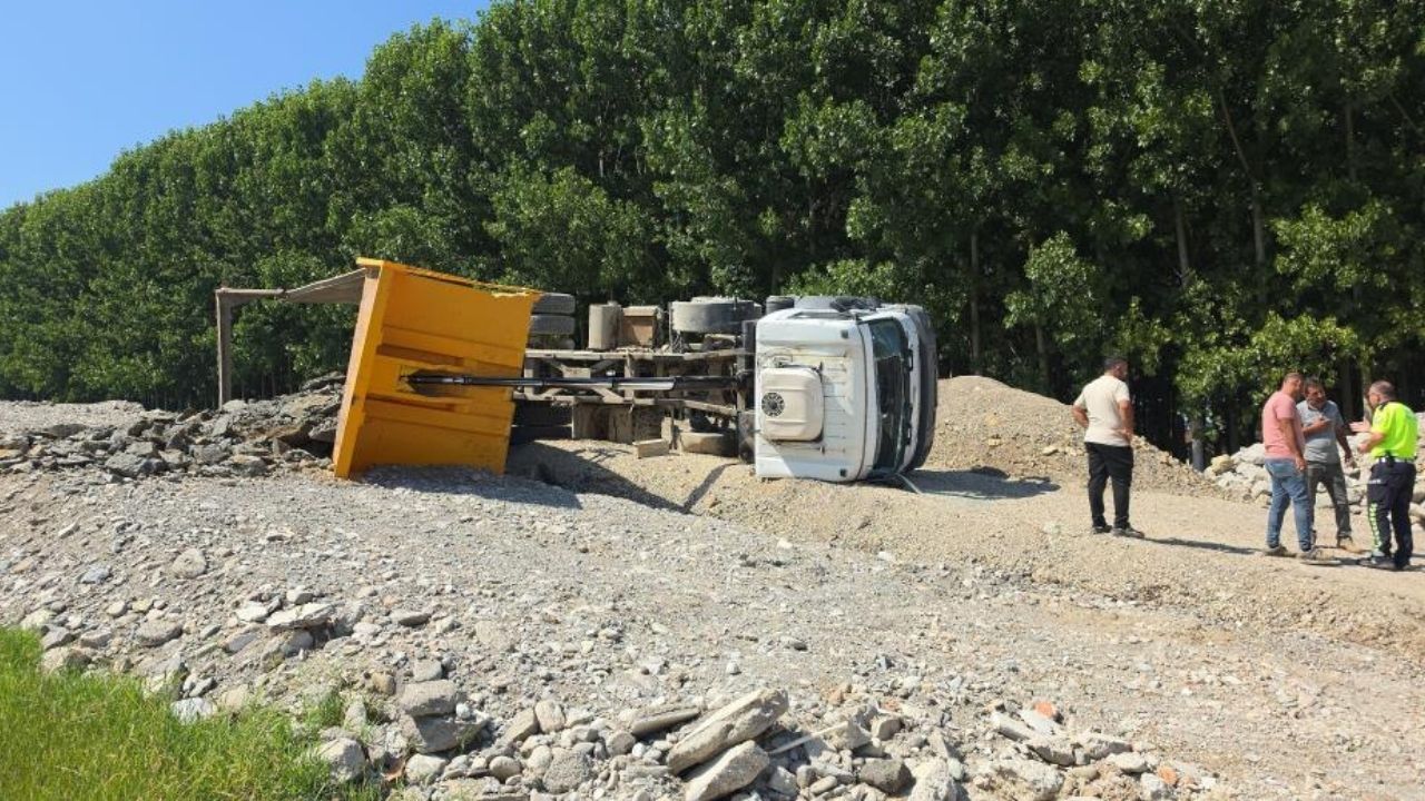 Hafriyat boşaltan kamyon devrildi: Sürücü araçta sıkıştı