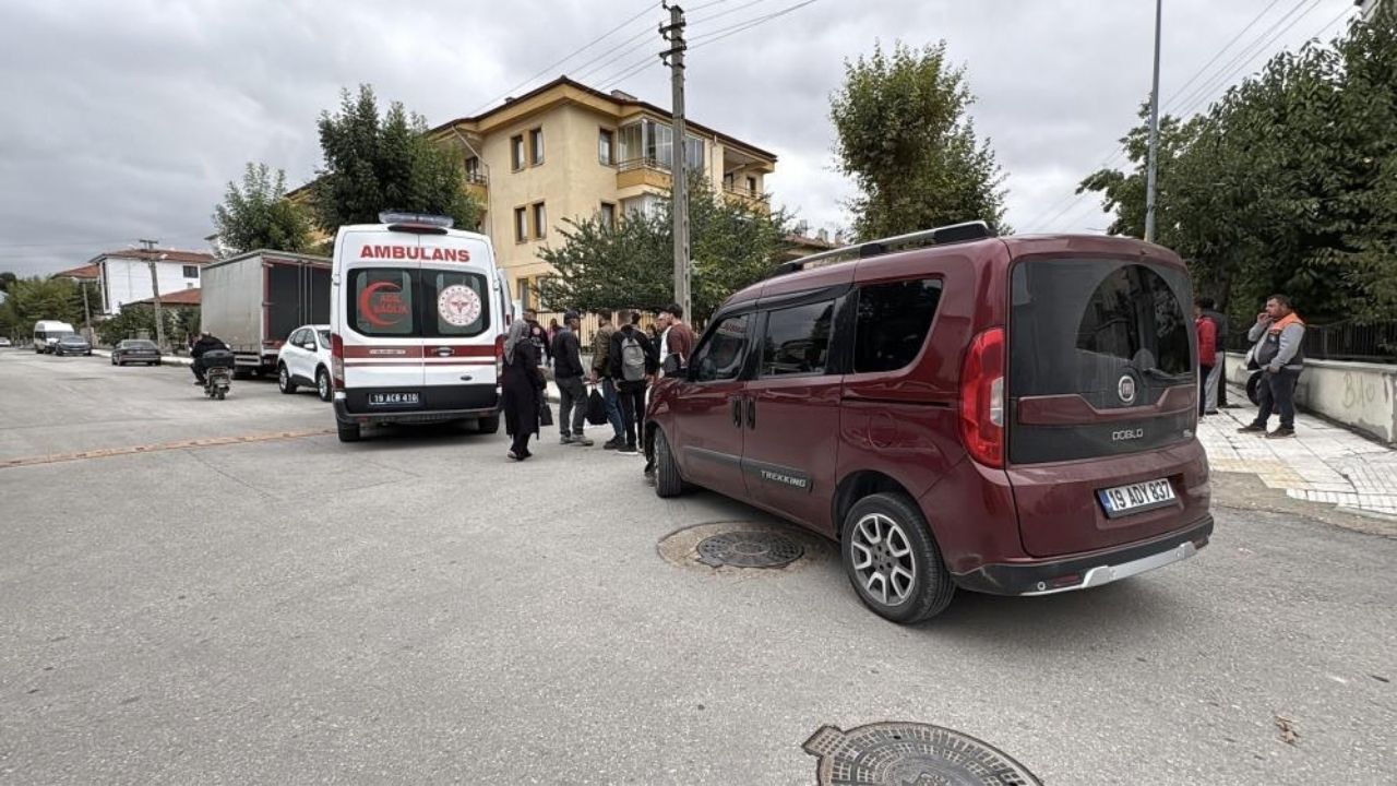 Feci Kaza Elektrikli Motosikletle Araç Çarpıştı! 1’I Çocuk 2 Kişi Yaralı (2)