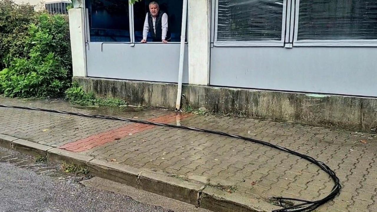 Fırtına Elektrik Tellerini Kopardı Cadde Trafiğe Kapatıldı (1)
