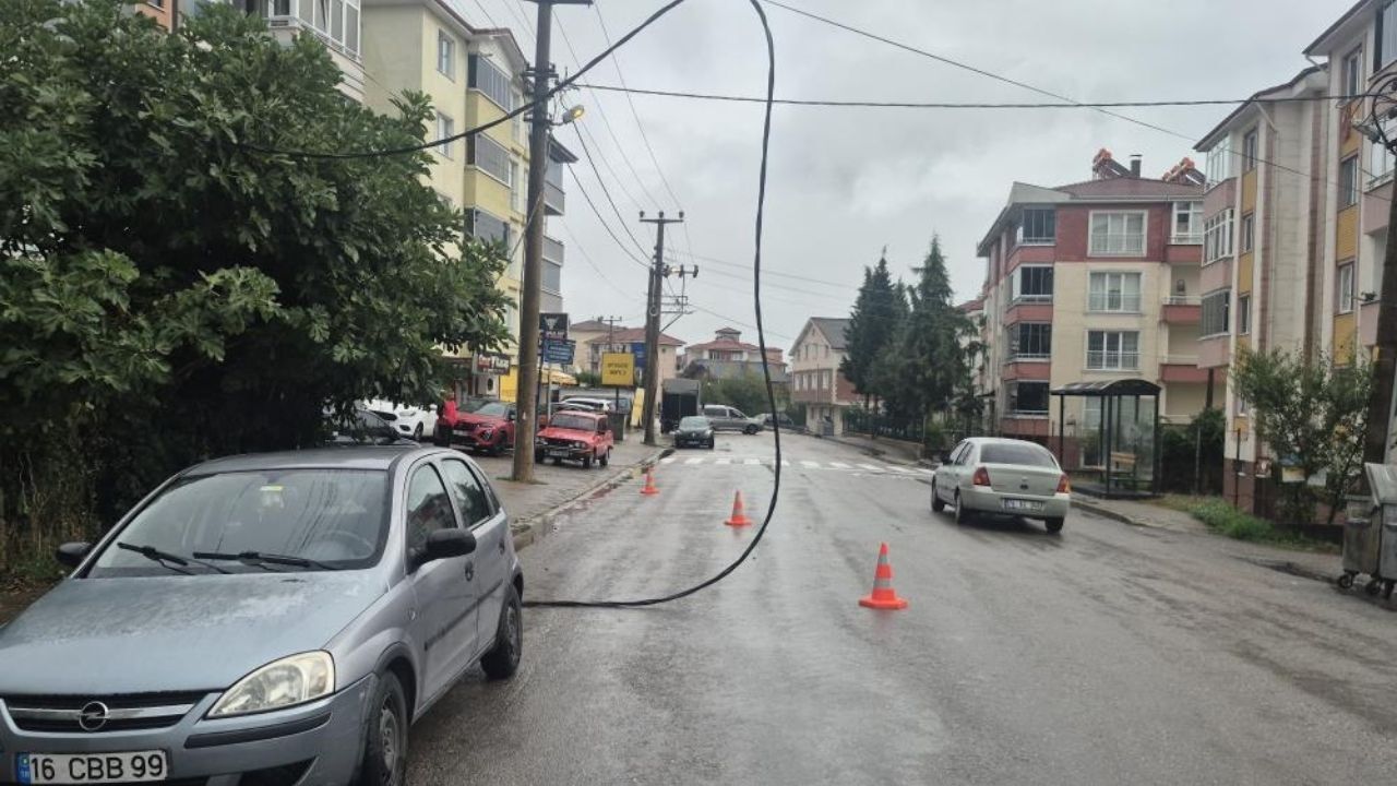 Fırtına elektrik tellerini kopardı: Cadde trafiğe kapatıldı