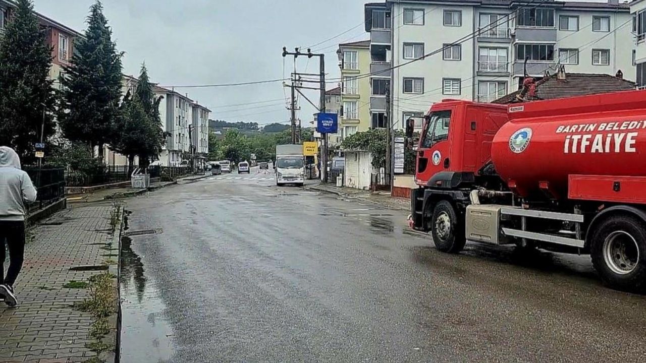 Fırtına Elektrik Tellerini Kopardı Cadde Trafiğe Kapatıldı (3)