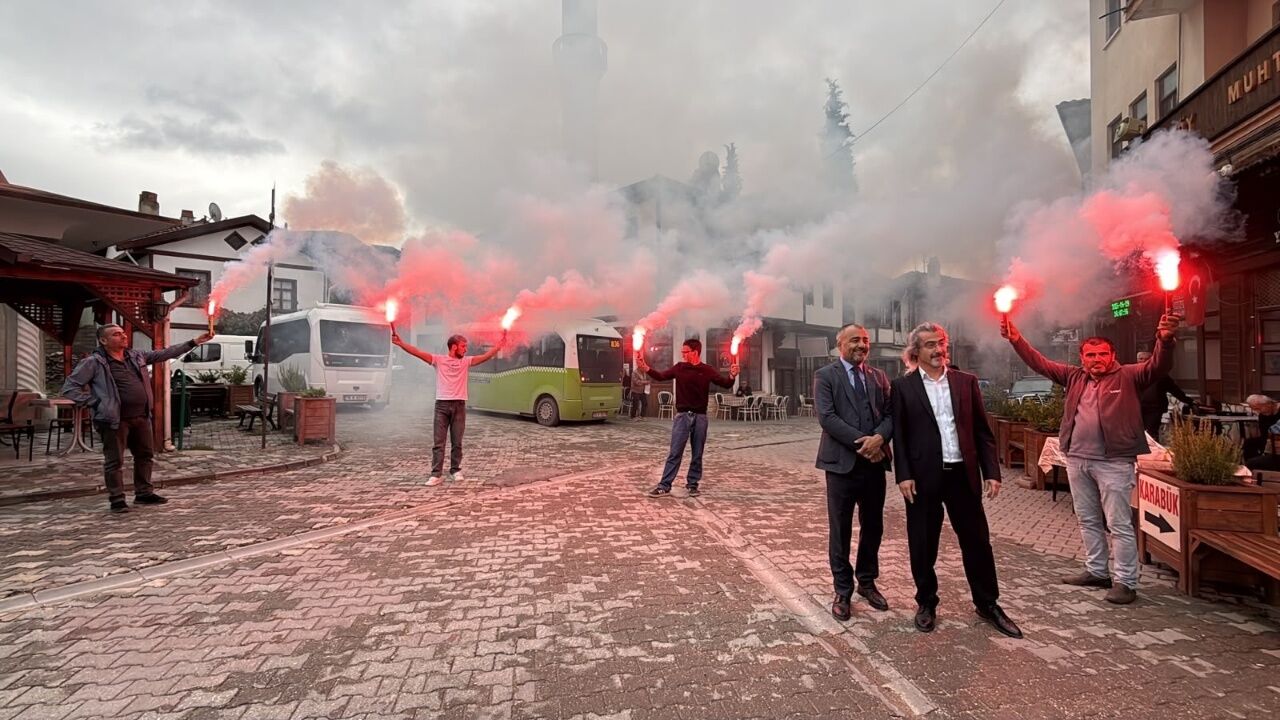 İtfaiyeciler Yangın Beklerken Karşılarında Pastayı Gördü 1