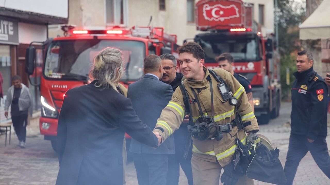 İtfaiyeciler Yangın Beklerken Karşılarında Pastayı Gördü 2
