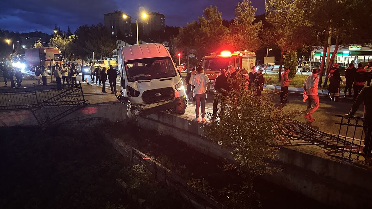 Kastamonu'da korku dolu anlar: Minibüs korkuluklarda asılı kaldı!