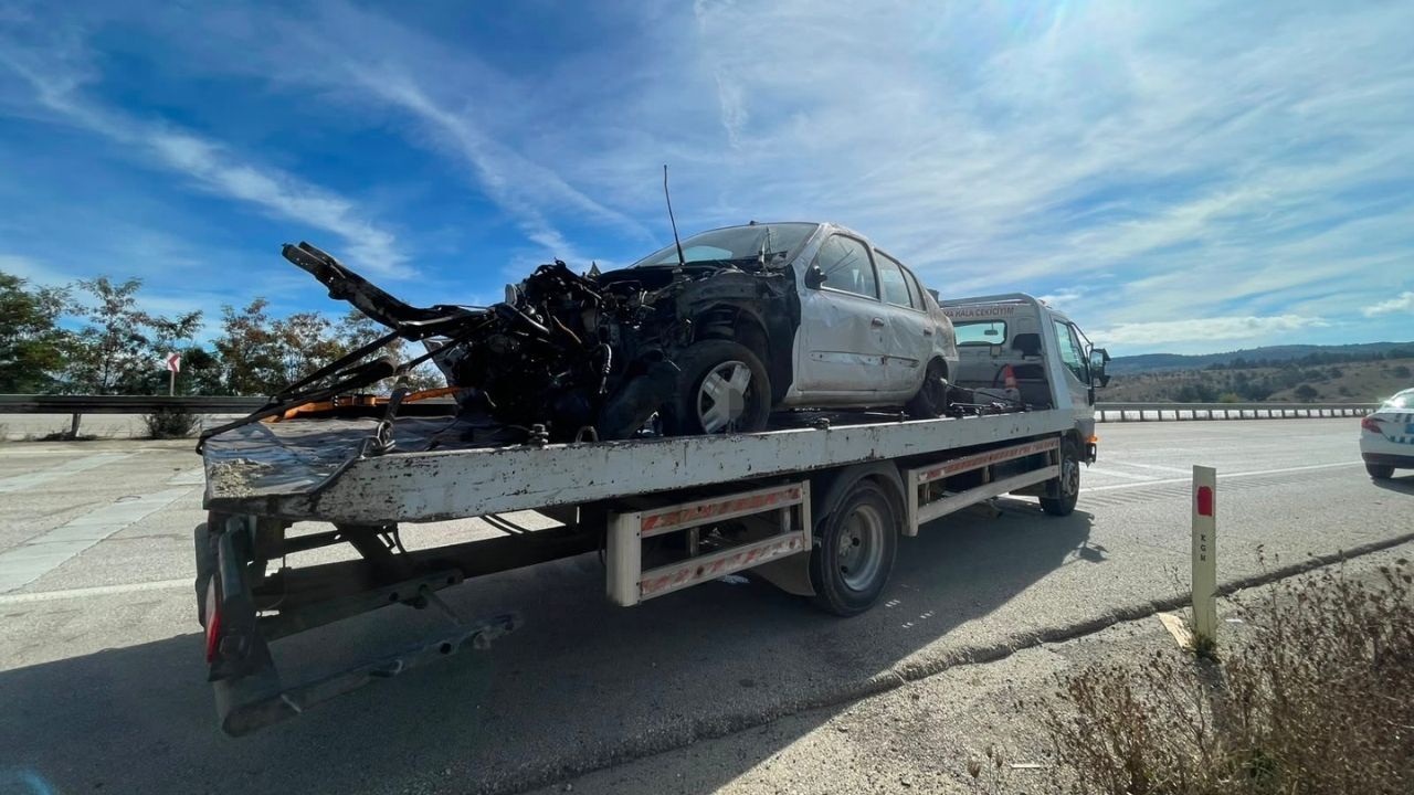 Kastamonu’da Otomobil Direğe Çarptı Motoru Yerinden Çıktı,2 Yaralı (1)