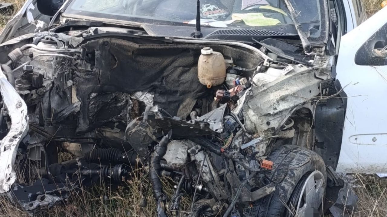 Kastamonu’da Otomobil Direğe Çarptı Motoru Yerinden Çıktı,2 Yaralı (2)
