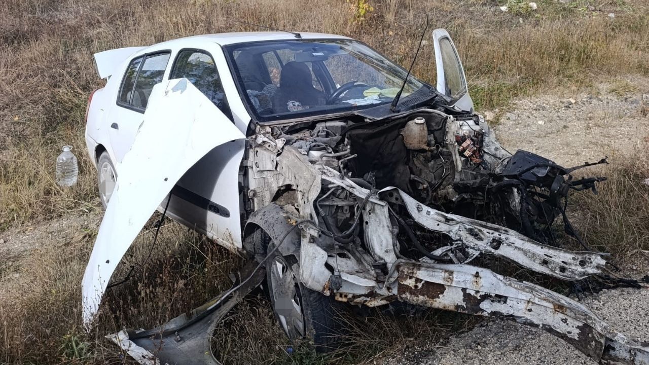 Kastamonu’da otomobil direğe çarptı: Motoru yerinden çıktı,2 yaralı