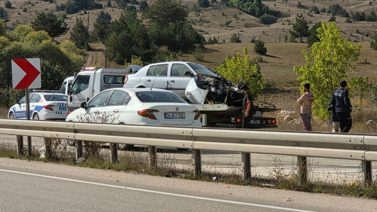 Kastamonu’da Otomobil Direğe Çarptı Motoru Yerinden Çıktı,2 Yaralı (4)