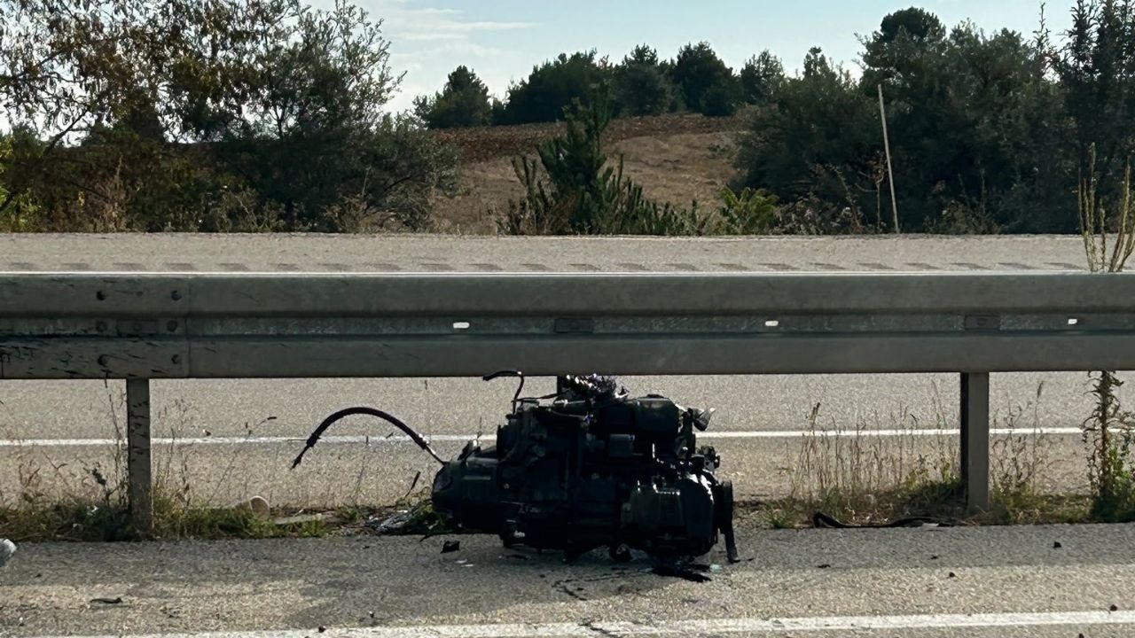 Kastamonu’da Otomobil Direğe Çarptı Motoru Yerinden Çıktı,2 Yaralı (5)