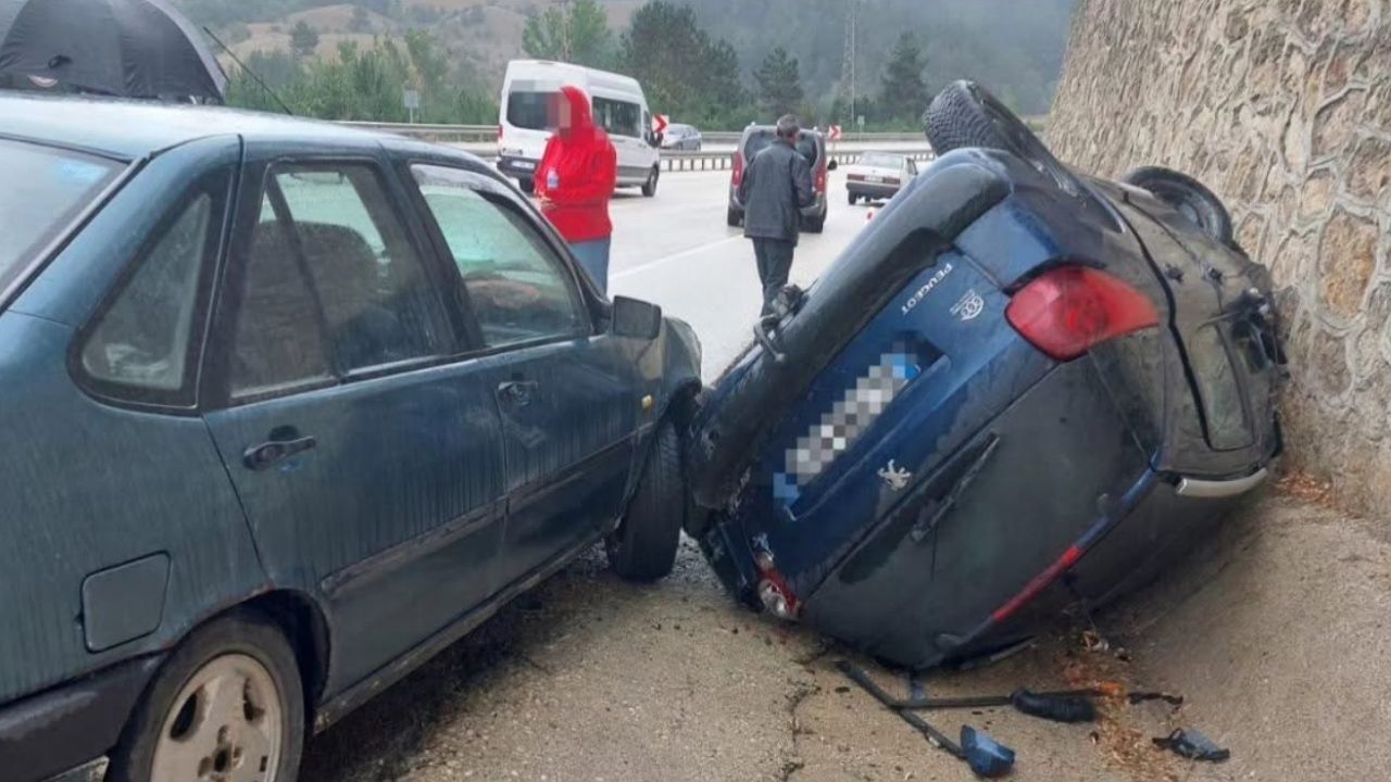 Kastamonu’da yağış yolu kayganlaştırdı: İki araç kazaya karıştı