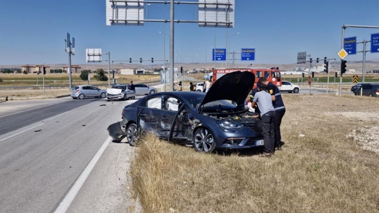 Kavşakta Korkutan Kaza 5 Kişi Hastanelik Oldu (1)