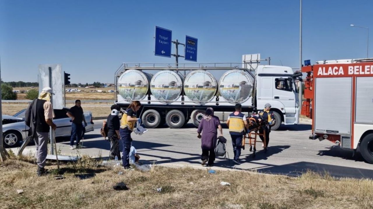 Kavşakta Korkutan Kaza 5 Kişi Hastanelik Oldu (3)
