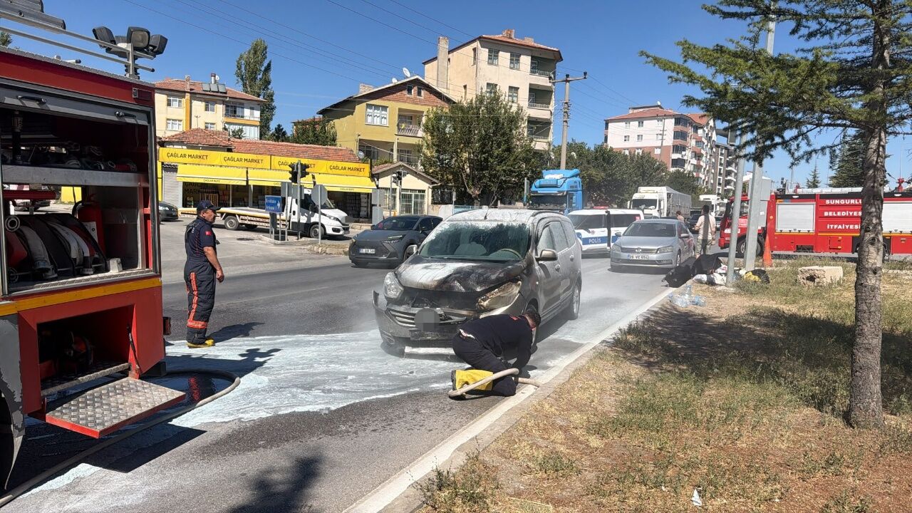Kaza Sonrası Korku Dolu Anlar! Araç Alev Aldı