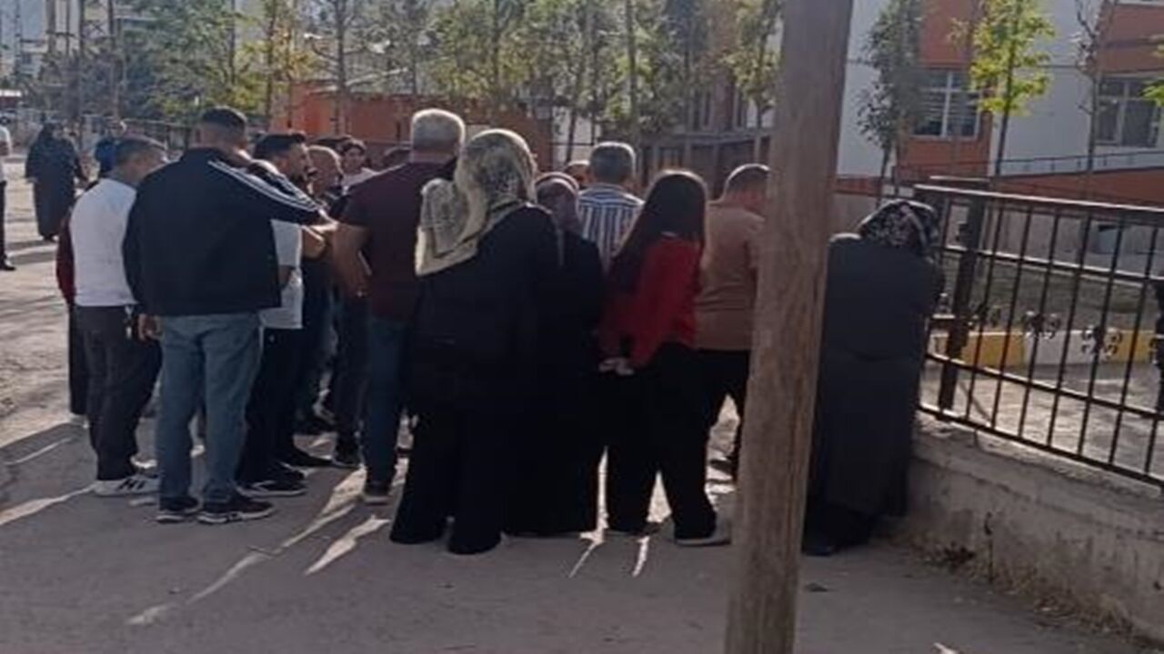 Kmız Öğrenci Okula Pompalı (1)