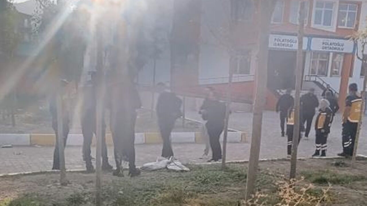 Kmız Öğrenci Okula Pompalı (2)