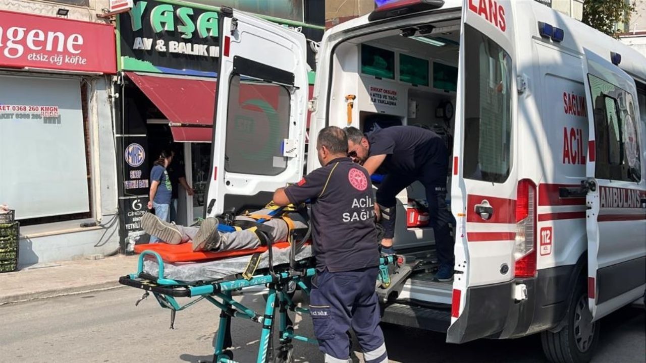 Komşuda Feci Olay Kriz Geçiren Genç Seyir Halindeki Otomobile Çarptı (1)