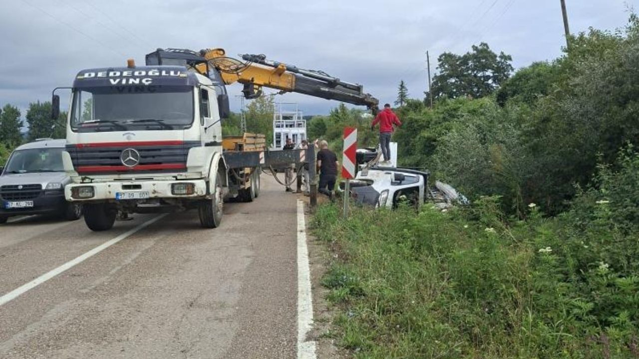 Komşuda Korkutan Kaza Cam Yüklü Kamyonet Devrildi (1)