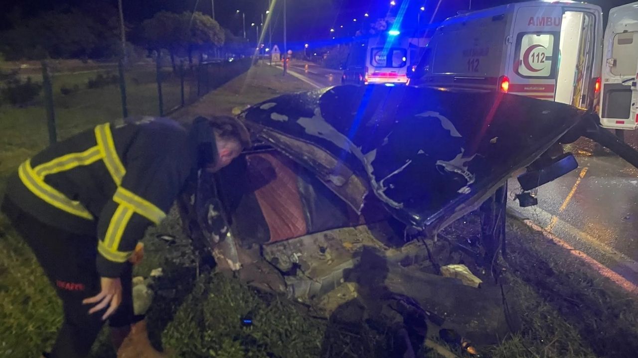Komşuda Otomobil Direğe Çarptı 1 Ölü, 1 Yaralı (1)