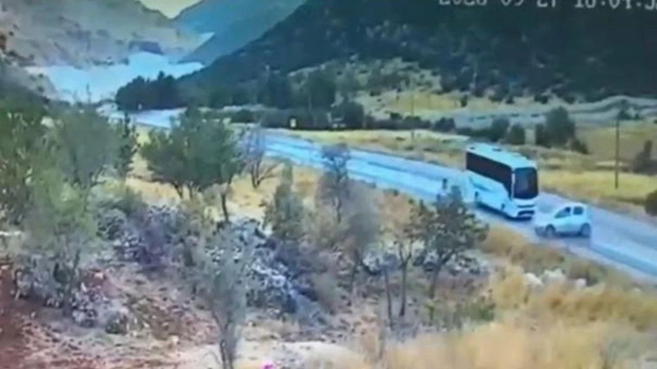 Korkunç Kaza Yolcu Midibüsü Ile Otomobil Çarpıştı! 7 Ölü, 13 Yaralı (2)