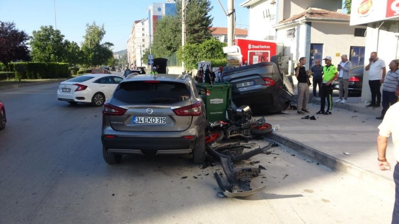 Kastamonu’da feci kaza: Üç araca çarpan otomobil takla attı!