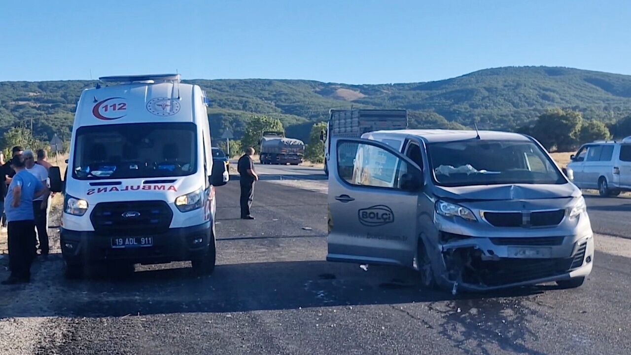 Minibüs Traktöre Çarptı 1 Ölü, 1 Yaralı