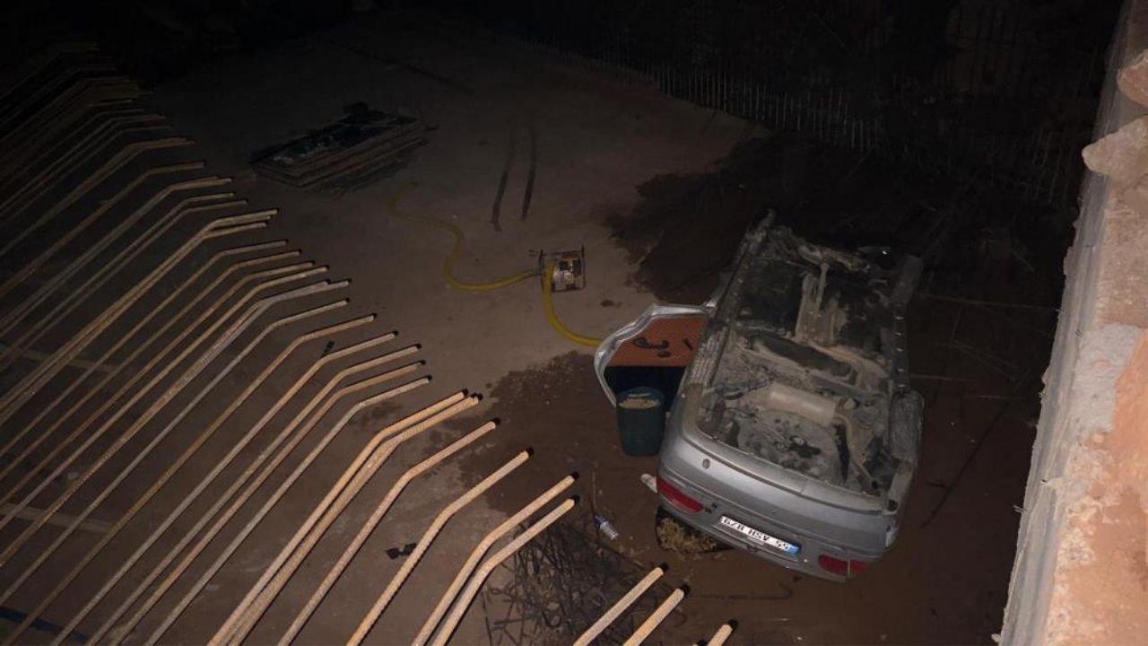 Otomobil 5 Metreden Inşaat Alanına Düştü 2 Yaralı (2)