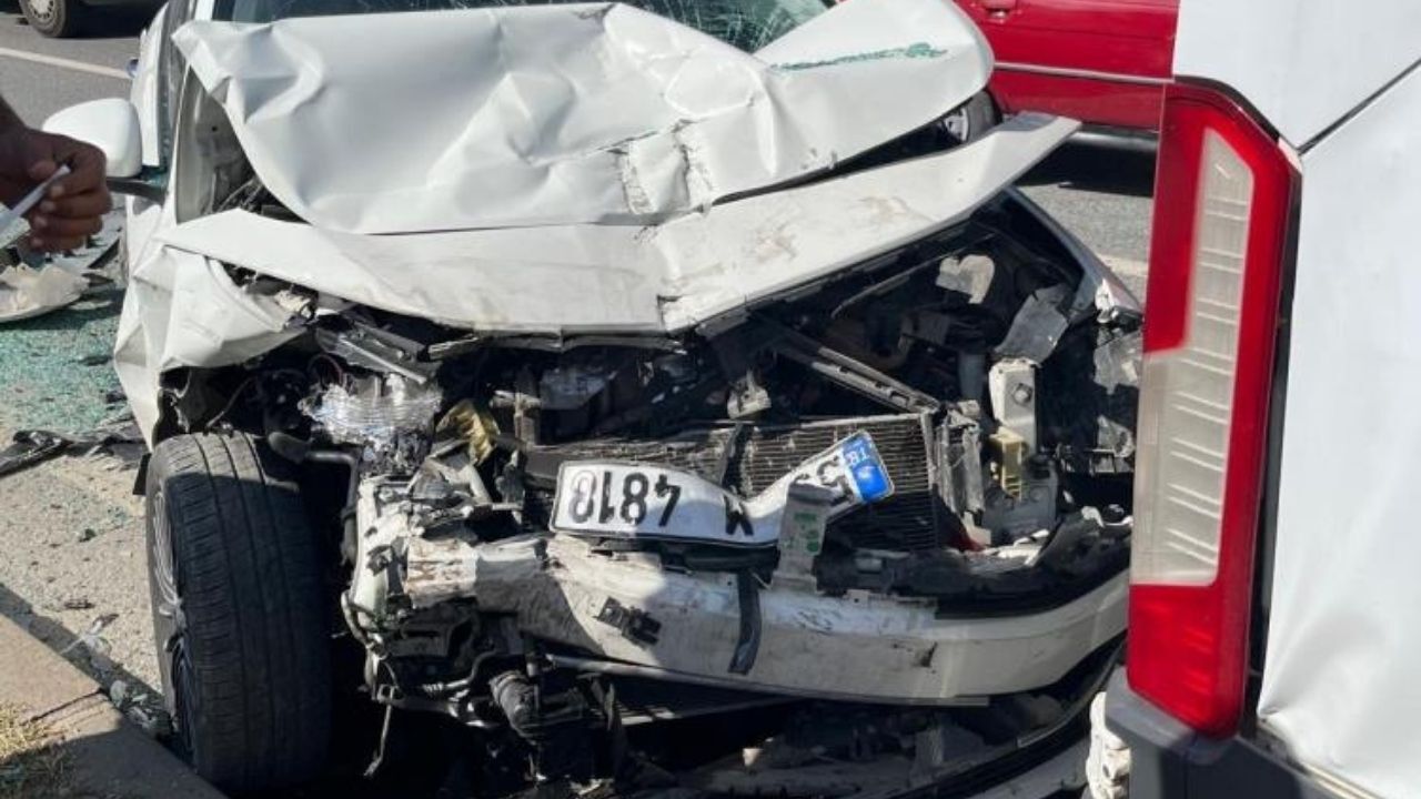 Otomobil Minibüse Çarptı 4 Kişi Yaralandı (2)
