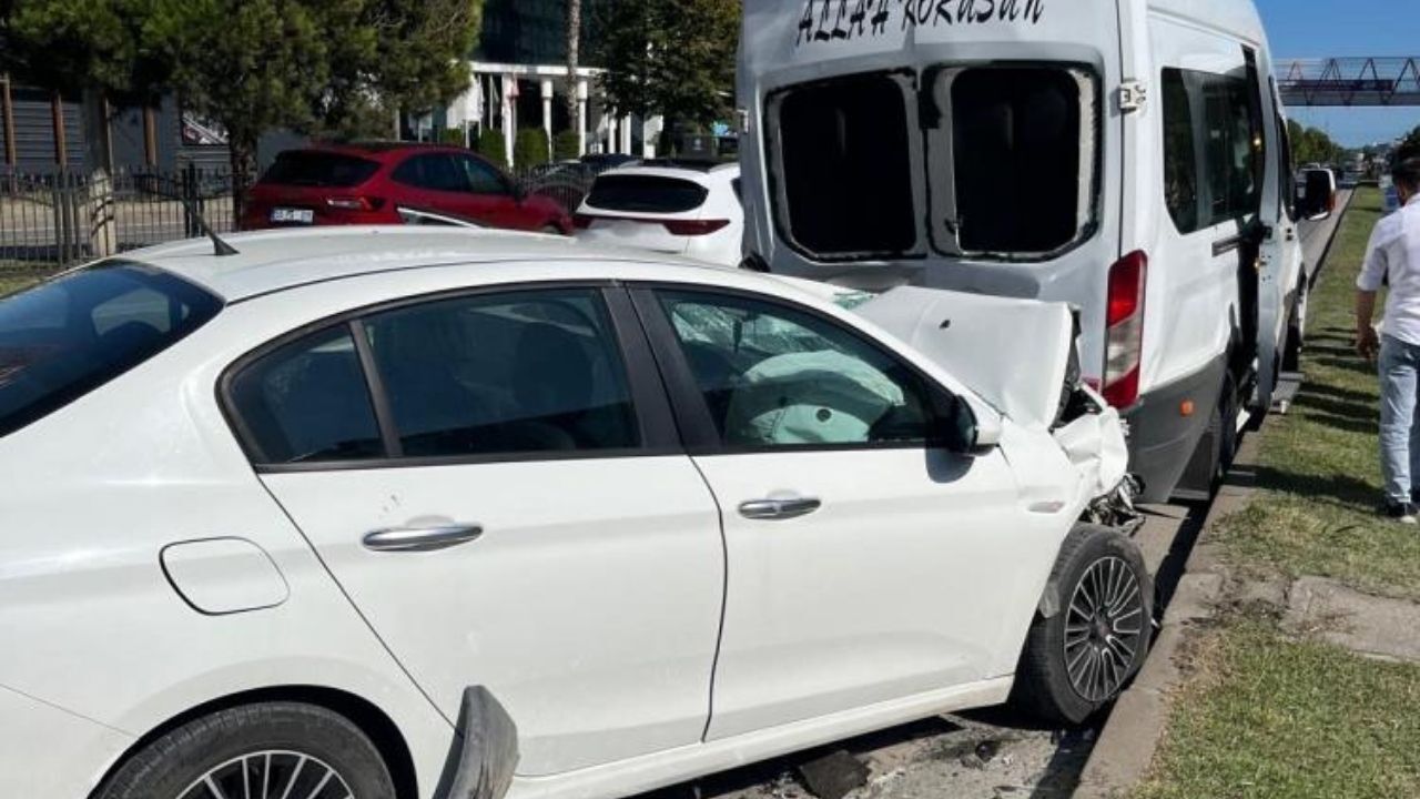 Otomobil Minibüse Çarptı 4 Kişi Yaralandı (3)