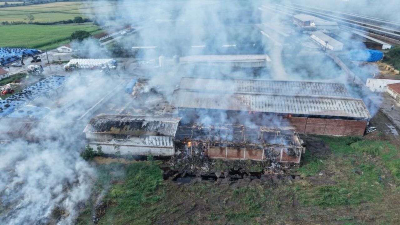 Saman Deposu Yangını Büyük Hasar Dronla Görüntülendi (3)