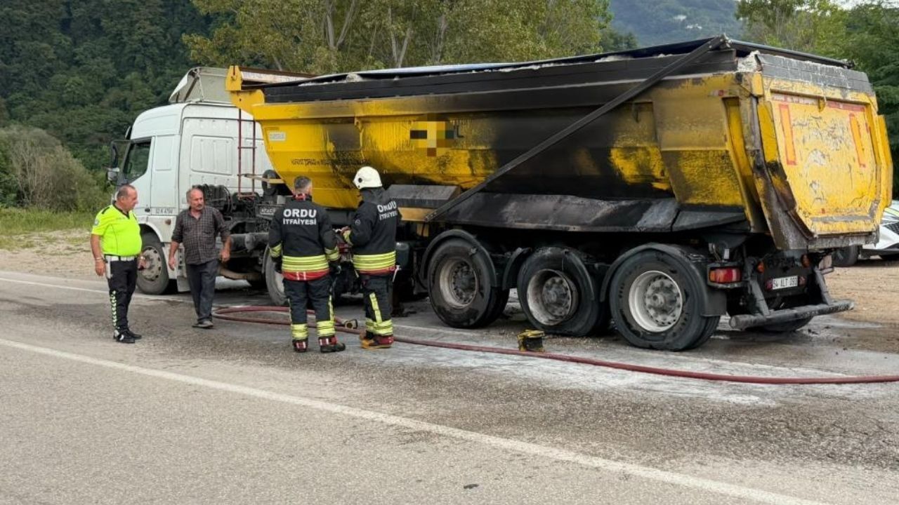 Seyir Halindeki Hafriyat Kamyonu Alev Aldı (2)